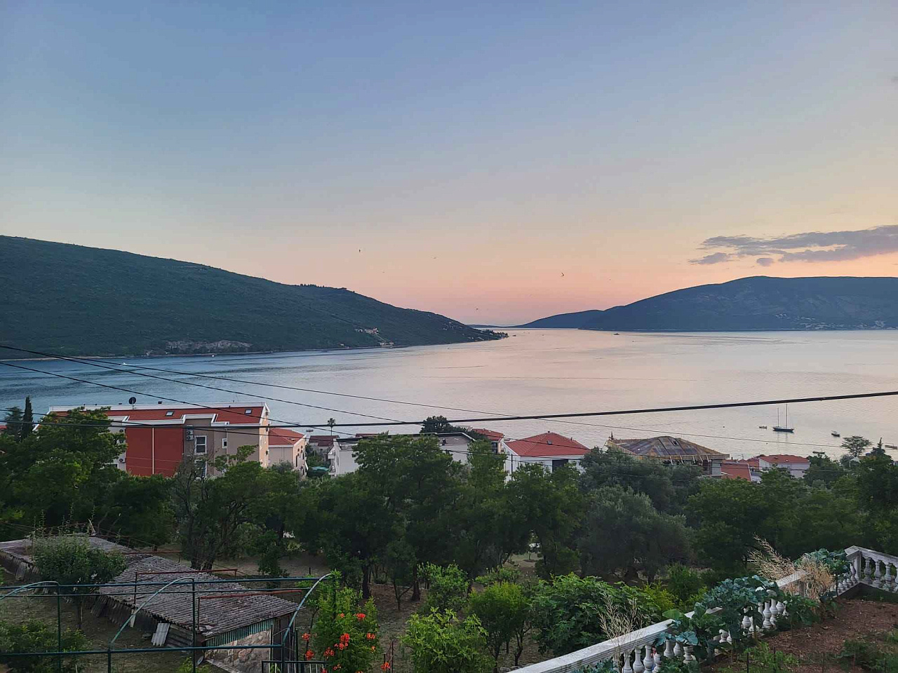 Grundstück mit Meerblick in Kumbor für den Bau von Luxusvillen